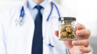 Médico prescritor de cannabis medicinal: Brasil atinge recorde de profissionais